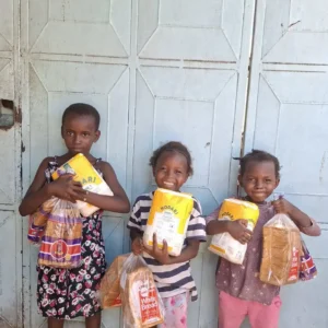 103 detí zo slumu dostalo jedlo - fotka 3
